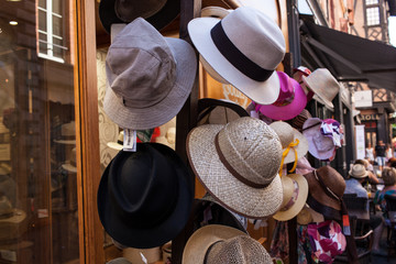 France. Chapeaux dans une rue d'albi
