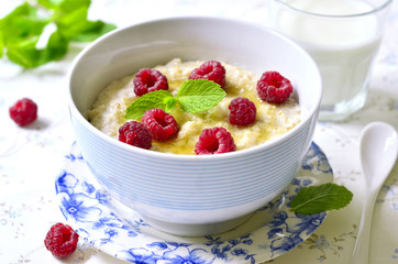 Oat porridge with raspberry and honey.