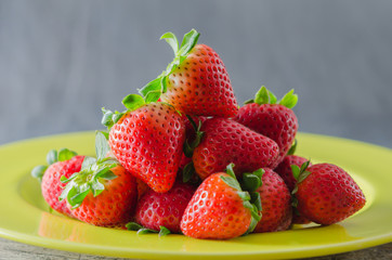  red strawberries on dish