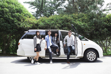 車から降りる学生たち