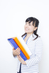 ファイルを沢山持つ女性