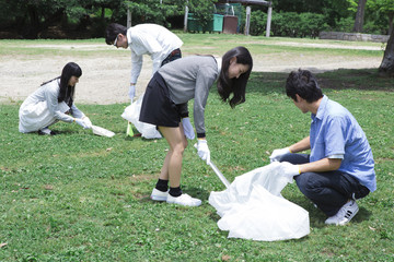 清掃活動をする学生たち