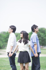 Obraz premium 草原に立つ学生たち