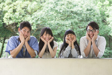 公園でくつろぐ学生たち