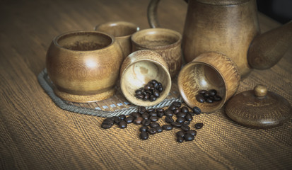 Obraz na płótnie Canvas Vintage photo of coffee beans and Coffee cups set on wooden back