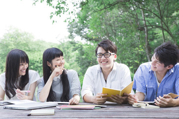 屋外で勉強をする学生たち