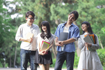 道を歩く学生たち