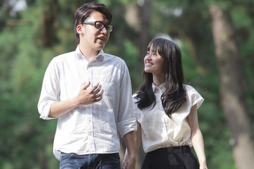 道を歩くカップル