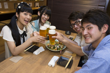 飲み会を楽しむ若者たち
