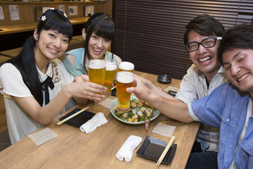 飲み会を楽しむ若者たち