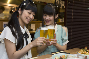 飲み会を楽しむ若者たち