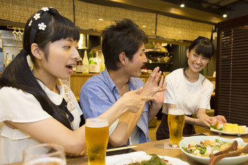 飲み会を楽しむ若者たち