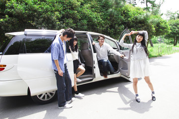 車から降りる学生たち