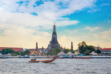 Naklejka premium Wat Arun - the Temple of Dawn in Bangkok, Thailand 