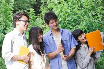 道を歩く学生たち