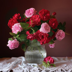 Panele Szklane Podświetlane  Czerwone i różowe róże w wazonie. Martwa natura z bukietem róż w dzbanku.