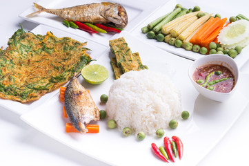 fried mackerel with shrimp paste sauce (nam prik kapi pla too)
