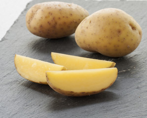sliced raw potato on kitchen table
