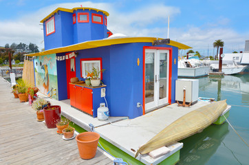 Fototapeta na wymiar Colorful houseboat in Sausalito California