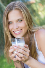 Junge Frau trinkt frische Milch