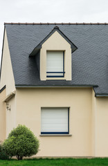 Detail eines modernen Einfamilienhauses mit Schieferdach und Giebelgaube