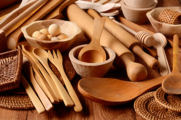 utensili da cucina di legno sulla tavola