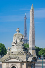 Obraz premium The statue Strasbourg, Eiffel Tower and Luxor Obelisk on the Pla