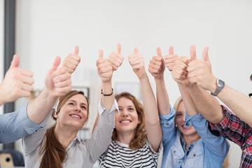 Fototapeta premium zufriedene junge leute zeigen daumen hoch