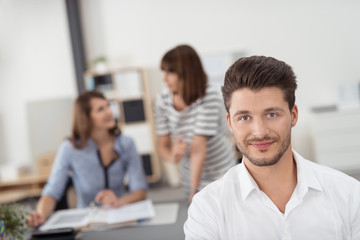 projektleuter mit seinem team im hintergrund