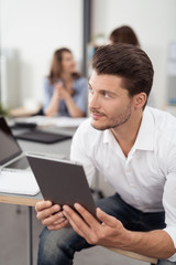 Obraz premium geschäftsmann mit tablet-pc am arbeitsplatz