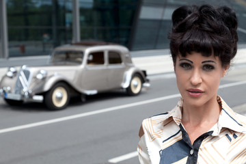 Model Frau Gesicht mit Retro Auto Oldtimer Porträt