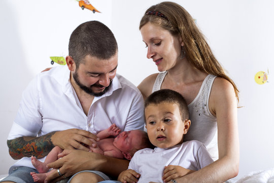 Familia con beb&eacute; y ni&ntilde;o peque&ntilde;o