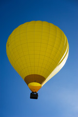 Obraz premium gelber Heißluftballon beim Start