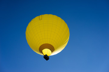 Naklejka premium gelber Heißluftballon beim Start