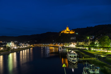 Fototapeta premium Cochem an der Mosel bei Nacht mit Reichsburg als Blickfänger