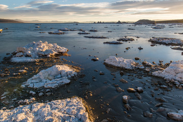 Obraz premium Lake mono at the sunrise. 