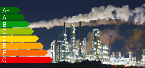 Energieverbrauch der Industrie, Zerstörung der umwelt durch Treibhausgase, Industrieanlage bei Nacht als Umweltzerstörung