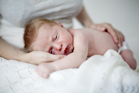 Beb&eacute; en el regazo de su madre