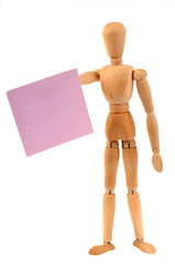 Homme en bois portant une feuille rose