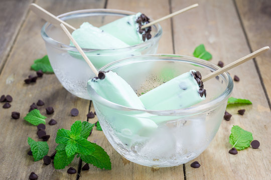 Mint and chocolate chips yogurt popsicles
