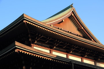 Fototapeta na wymiar 夕陽を浴びる成田山新勝寺の大屋根