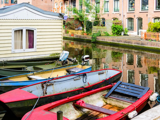 Fototapeta na wymiar Boats on the channel of Amsterdam
