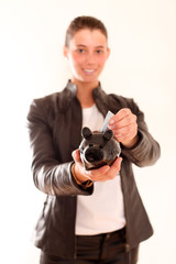 Frau mit Sparschwein