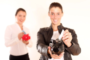Frauen mit Sparschweinen
