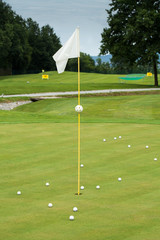 Obraz premium White flag on a golf course