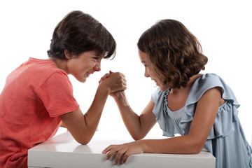 Niño y niña echando un pulso