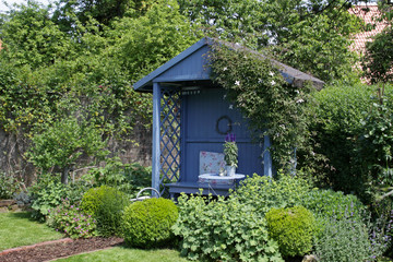Garten mit blauem Gartenhaus