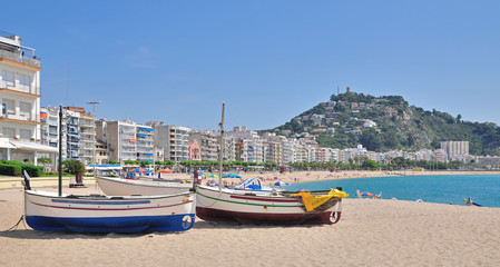 Fototapeta na wymiar am Strand im Urlaubs-und Badeort Blanes an der Costa Brava nahe Lloret de Mar,Spanien
