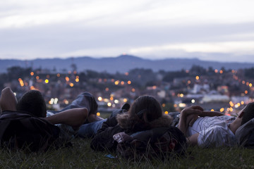 adolescentes apreciando la vista