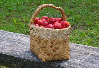 Fototapeta na wymiar Basket with strawberries